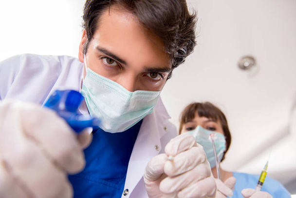 Concept of treating teeth at dentists - Foto, Bild