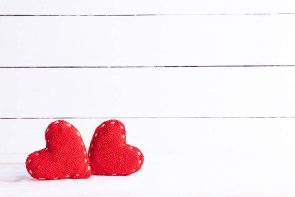 Concetto di San Valentino. cuore rosso fatto a mano su sfondo di legno bianco
. - Foto, immagini