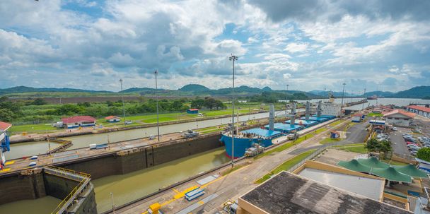 große Frachtschiffe passieren die Schleusen des Panamakanals. dieses alltägliche Ereignis, bietet Einnahmen aus Gebühren und Tourismus für das ganze Land.  - Foto, Bild