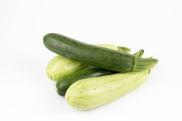 Zucchine fresche verdi sullo sfondo bianco. Zucchine turche
.  - Foto, immagini
