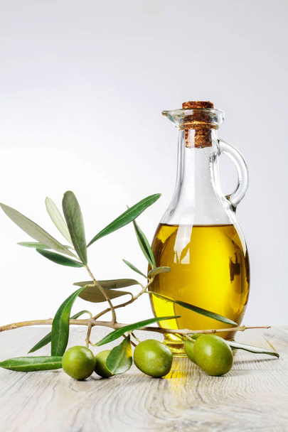 Groene verse olijven en olijfolie, geïsoleerd. - Foto, afbeelding