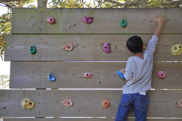 Japanse jongen spelen met boulderen (derde rang op basisschool) - Foto, afbeelding