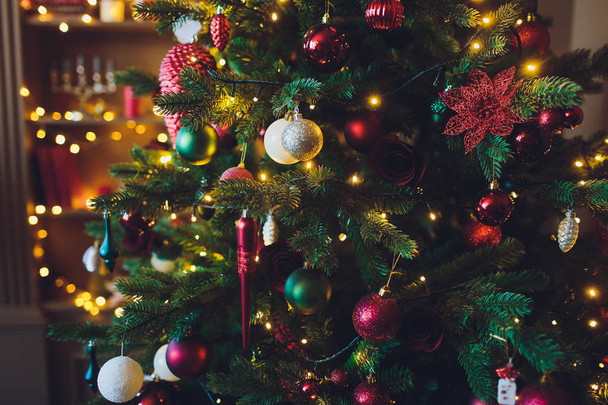 Kerst achtergrond - kerstballen en tak van sparren boom. - Foto, afbeelding