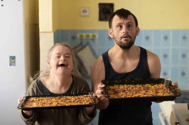 Síndrome de Down casal com pizza caseira - Foto, Imagem