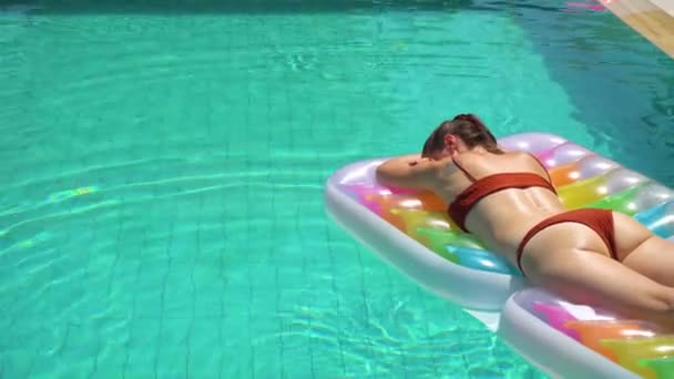 Καυτή γυναίκα ξαπλωμένη στην πισίνα επίπλευσης - Πλάνα, βίντεο