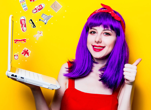 menina com cabelo cor roxa e computador portátil
 - Foto, Imagem