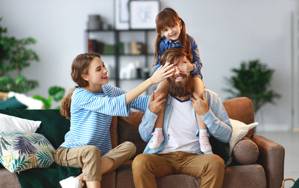 glückliche Familienmutter Vater und Tochter zu Hause auf der Couch - Foto, Bild
