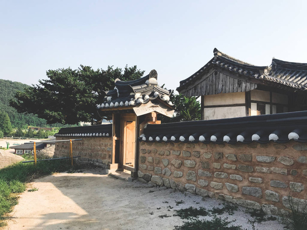 Vecchia casa asiatica nel tradizionale villaggio coreano. Corea del Sud
 - Foto, immagini