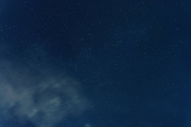 Gece gökyüzü arka plan ile yıldızlar ve bulutlar - Fotoğraf, Görsel