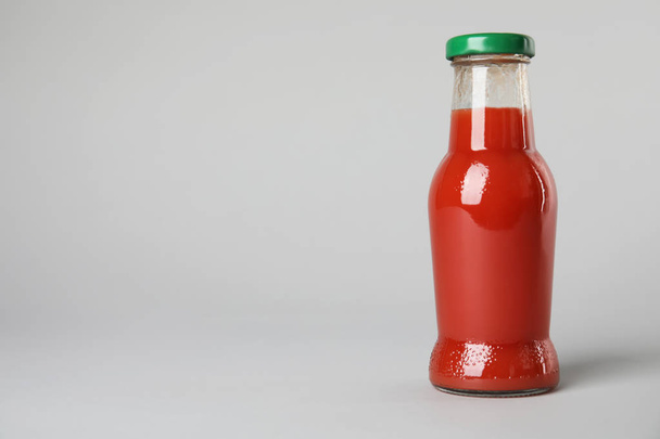 One bottle with tasty drink on color background. Space for text - Fotografie, Obrázek