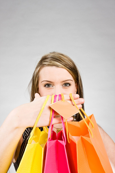mladá žena s nákupními taškami - Fotografie, Obrázek