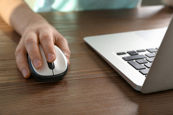 Γυναίκα που χρησιμοποιεί το ποντίκι του υπολογιστή με το laptop στο τραπέζι, κοντινό πλάνο - Φωτογραφία, εικόνα