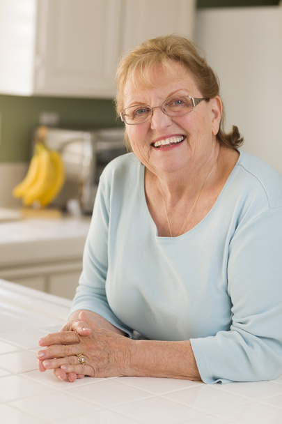 Portrait of Beautiful Senior Adult Woman in Kitchen - Foto, imagen