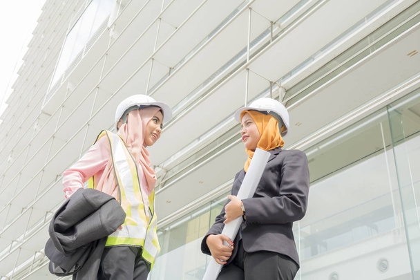 Ingénieurs femmes professionnelles discutent sur la construction à l'extérieur
. - Photo, image