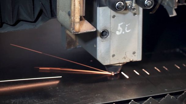 Průmyslový laserový systém. Klip. Stroj pro řezání, stříhání a odizolování ocelový plech - Fotografie, Obrázek
