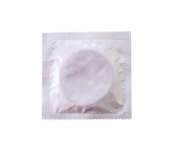 Презерватив изолирован на белом фоне - Фото, изображение