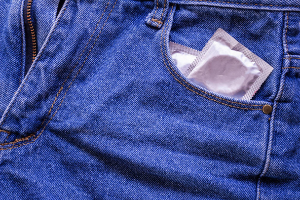 Preservativos em pacote em jeans
. - Foto, Imagem