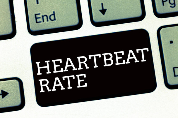Manuscrito texto escrevendo Heartbeat Rate. Conceito significado medido pelo número de vezes que o coração contrai por minuto
 - Foto, Imagem