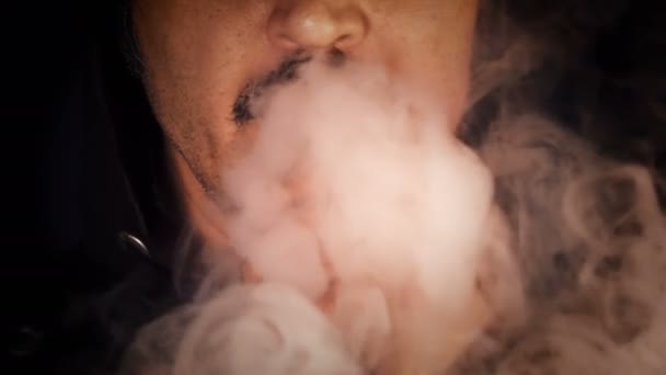 Mies tupakoi sähkösavuketta
 - Materiaali, video