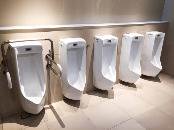 El urinario en el inodoro escena interior fondos
 - Foto, imagen