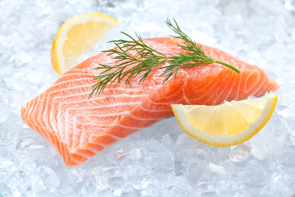 Fresh salmon on ice  - Foto, imagen