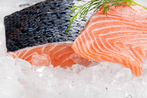 Fresh salmon on ice  - Foto, afbeelding