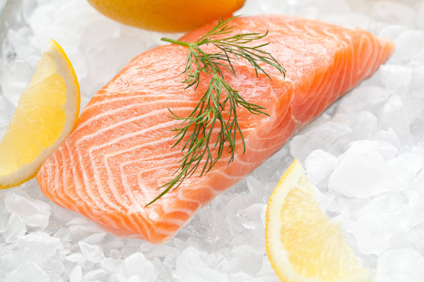 Fresh salmon on ice  - Foto, imagen