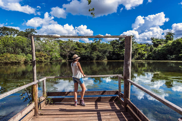 Mujer joven visitando un hermoso paisaje en la ciudad de Bonito, Brasil
 - Foto, Imagen
