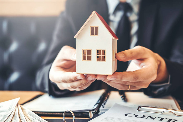 Prodej agent dává domu zákazníka jednání a podepsat dohody smlouvy, pojištění domů koncept - Fotografie, Obrázek