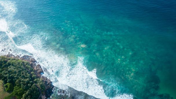 アクアの青い海の水と日当たりの良いトロピカル パラダイス島のインド洋の上空の飛行ドローン表示 - 写真・画像