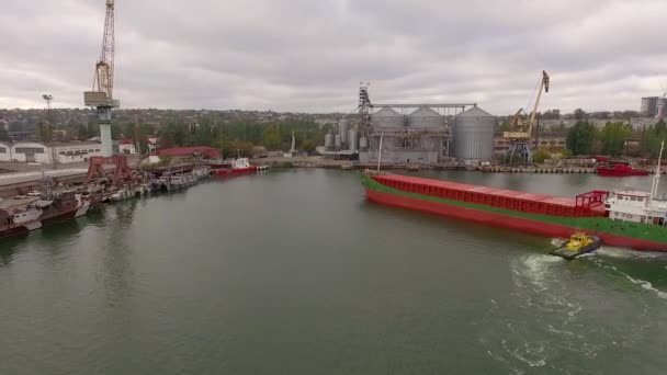 Большой корабль и одна буксировочная лодка в морском порту
 - Кадры, видео
