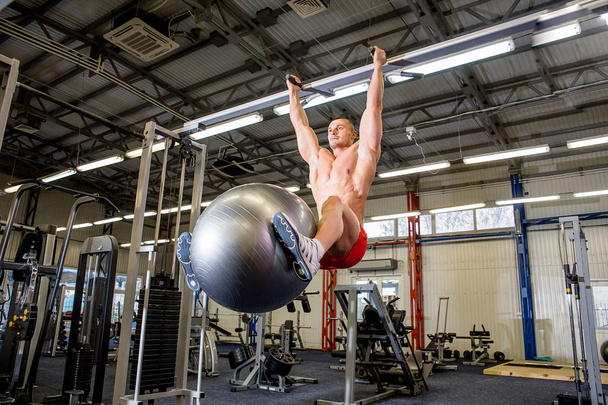 male bodybuilder doing exercises in a gym - Zdjęcie, obraz