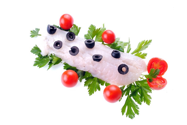 Stek dorsza z pomidorami, oliwkami i pietruszki na białym tle - Zdjęcie, obraz