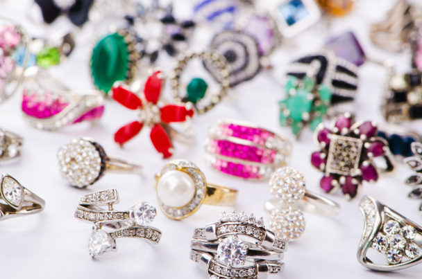 kolekce šperků prstenů na bílém pozadí - Fotografie, Obrázek