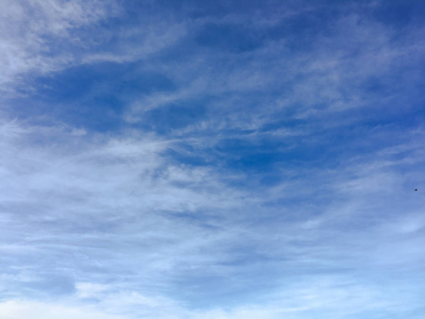 красивое голубое небо на фоне облаков. Небесные облака. Небо с облаками погода природа облако голубое. Синее небо с облаками и солнцем
. - Фото, изображение
