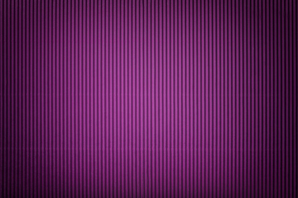 Textur aus gewelltem dunkellila Papier mit Vignette, Makro. Streifenmuster aus violettem Papphintergrund, Nahaufnahme. - Foto, Bild