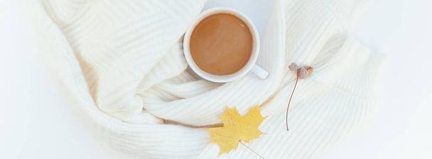 Творча осінь плоска лежала над кавою зверху чашка теплий в'язаний светр на білому тлі копіювання простір мінімальний стиль осінній зимовий сезон шаблон для жіночого блогу соціальні медіа Довгий широкий банер
 - Фото, зображення