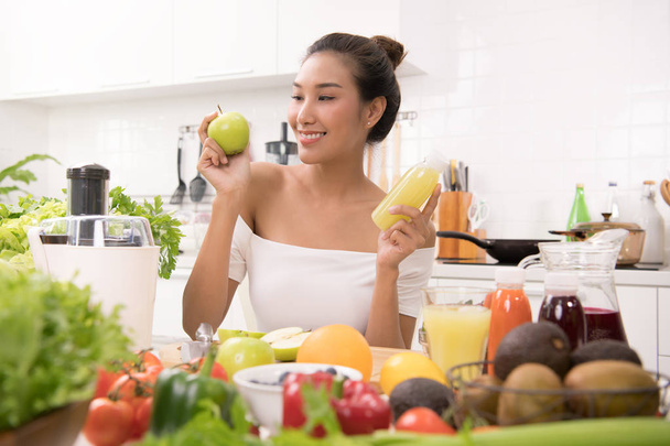 Azjatyckie kobiety w kuchni z owoców i warzyw i soków - Zdjęcie, obraz
