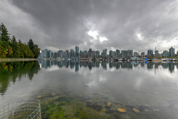 Πανοραμική θέα στο κέντρο της πόλης Βανκούβερ από το Stanley Park στο Βανκούβερ, Καναδάς. - Φωτογραφία, εικόνα