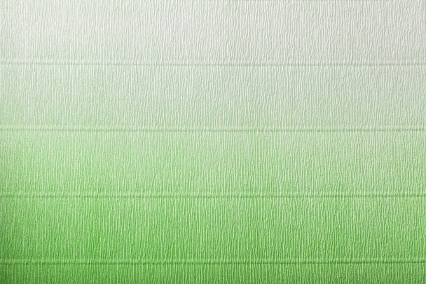 A világos zöld és fehér hullámpapír Függőleges színátmenet, makró textúra. Csíkos mintázat olajbogyó karton háttér, Vértes. - Fotó, kép