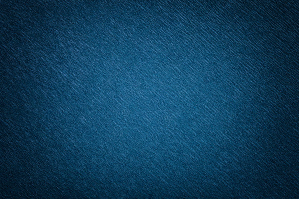 Texture de fond bleu marine de papier ondulé ondulé, gros plan. Structure de crêpe ridée en carton denim foncé avec vignette
. - Photo, image