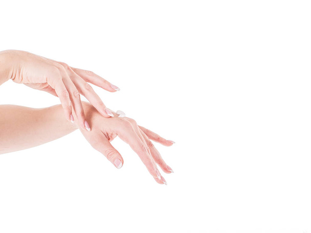 Όμορφα γυναικεία χέρια απομονώνουν, εφαρμογή κρέμας, μασάζ - Φωτογραφία, εικόνα