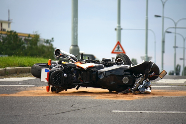 ατύχημα με μοτοσικλέτα στο δρόμο πόλης - Φωτογραφία, εικόνα