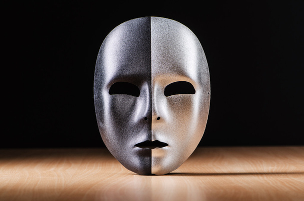 maska proti tmavému pozadí - Fotografie, Obrázek