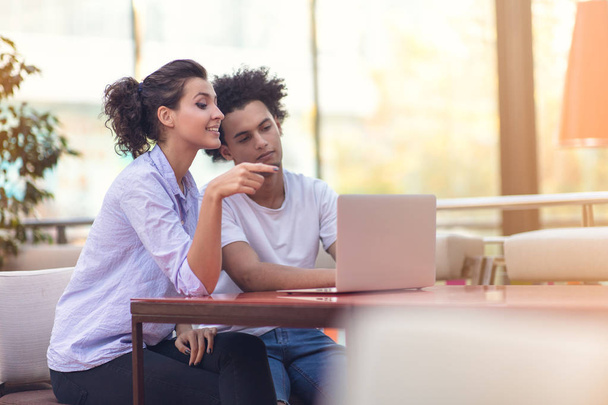 Interracial couple using tablet computer in coffee shop - Fotoğraf, Görsel