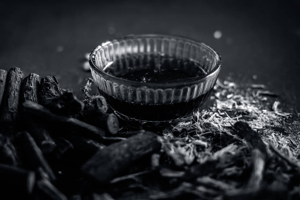 Zblízka bylinného čaje s kořeny lékořice na stole - Fotografie, Obrázek