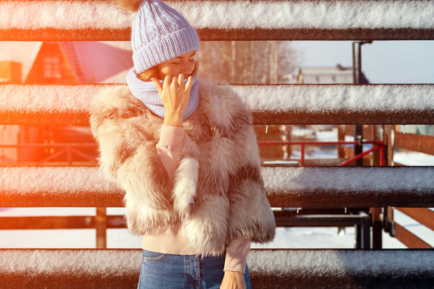 Buiten close-up portret van jonge mooie vrouw met lang haar dragen hoed, furcoat poseren om winter steen. Kerst, winter wandelen concept.  - Foto, afbeelding
