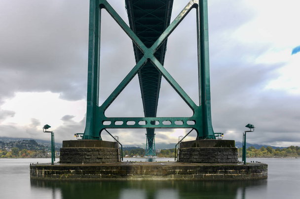Lions Gate Bridge como visto de Stanley Park em Vancouver, Canadá. A Ponte do Portão dos Leões, inaugurada em 1938, oficialmente conhecida como Ponte das Primeiras Estreias, é uma ponte suspensa.
. - Foto, Imagem
