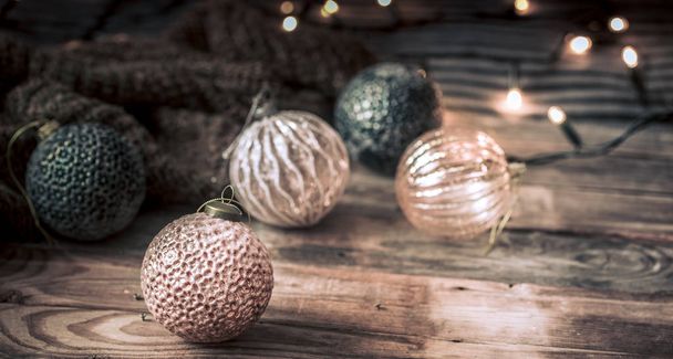 Χριστούγεννα ή Πρωτοχρονιά εορταστική φόντο, vintage παιχνίδια για το χριστουγεννιάτικο δέντρο σε ένα ξύλινο φόντο με μια γιρλάντα με φώτα - Φωτογραφία, εικόνα