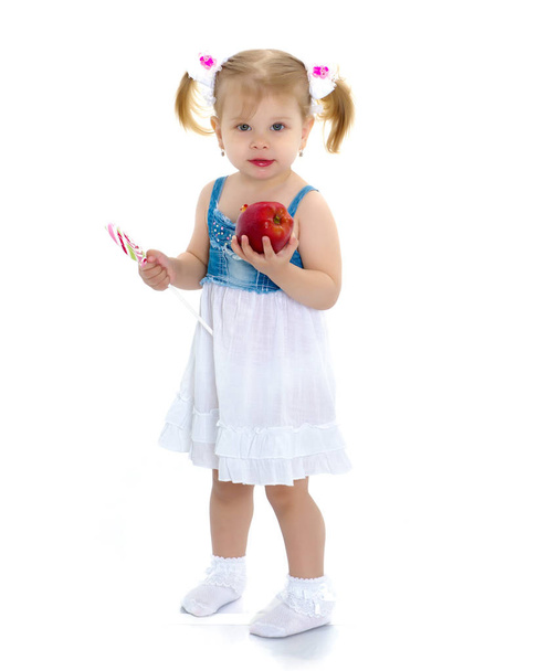 Little girl with apple - Valokuva, kuva